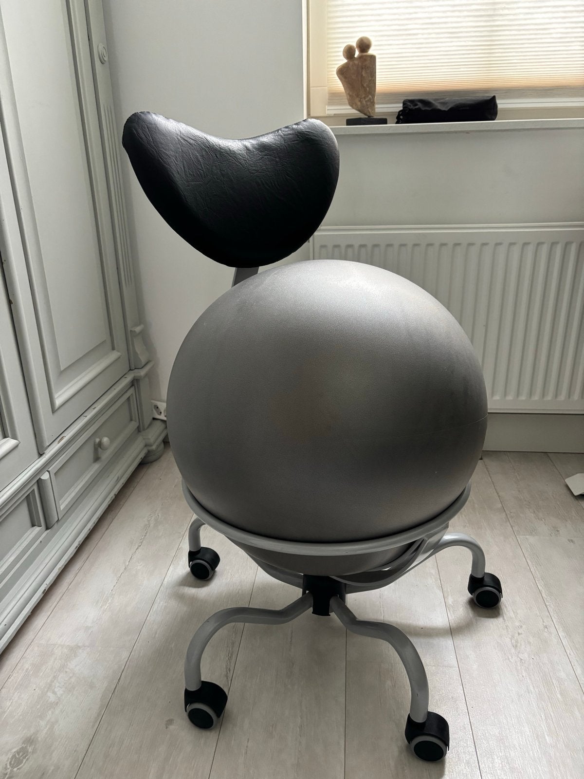 Ergonomische bureaustoel met zitbal en rugleuning, Ophalen of Verzenden, Gebruikt, Grijs