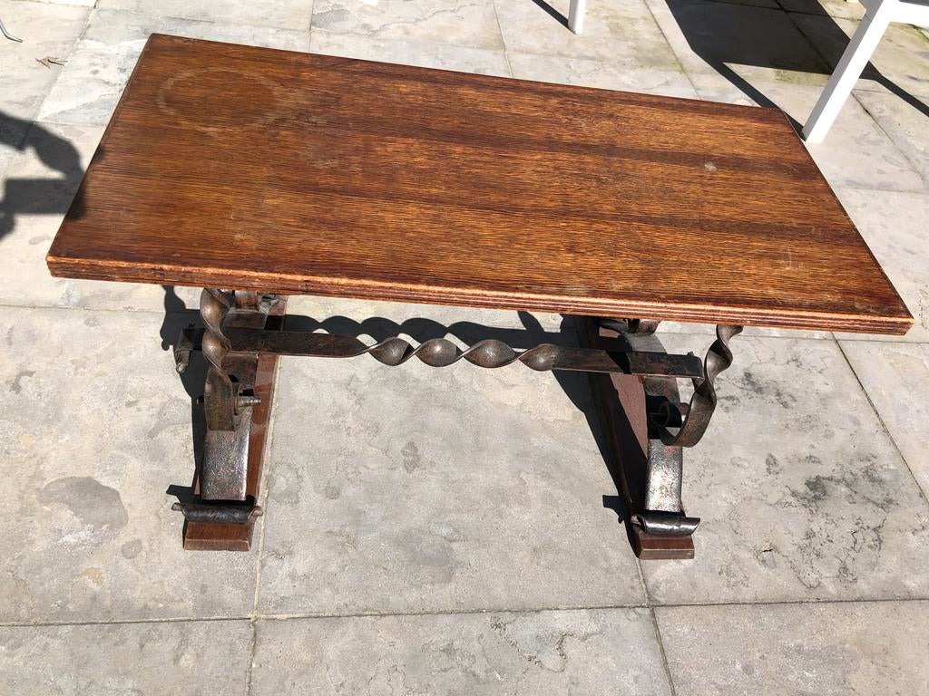 Tafel met ijzeren onderstel, Ophalen
