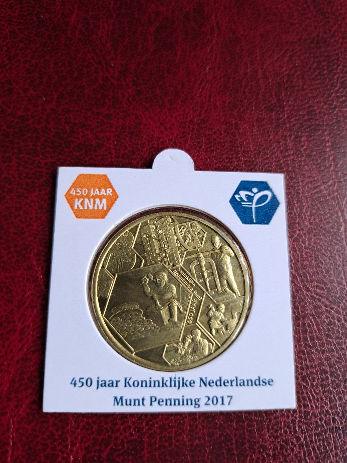 Penning 450 jaar KNM 2017 in Bedrukte Munthouder, Postzegels en Munten, Penningen en Medailles, Ophalen of Verzenden, Overige materialen