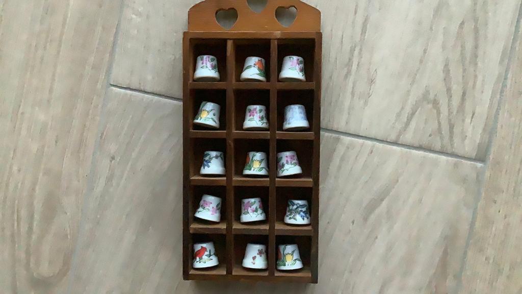 Mooi houten huisje met 15 porseleinen vingerhoedjes, Ophalen of Verzenden, Zo goed als nieuw