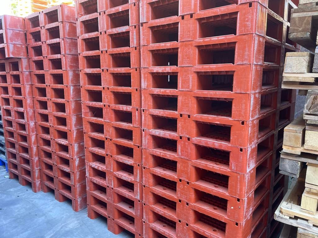 105 rode kunststof pallets (80x120) en 190 grijze kratten (4, Ophalen