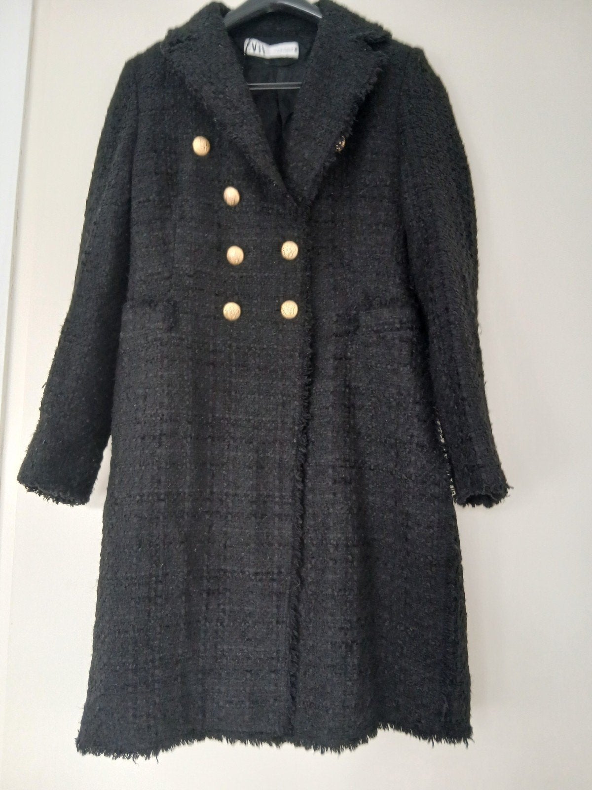 36/38 mooi zwart lang tussen jas grof geweven sierknoop goud, Kleding | Dames, Maat 38/40 (M), Ophalen of Verzenden, Gedragen