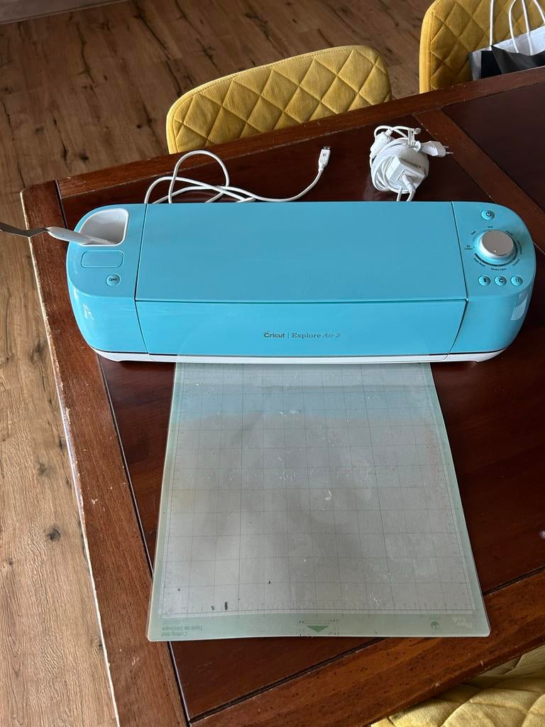 Cricut Explore Air 2 met accessoires en reserve spullen, Ophalen, Zo goed als nieuw, Machine, Blauw