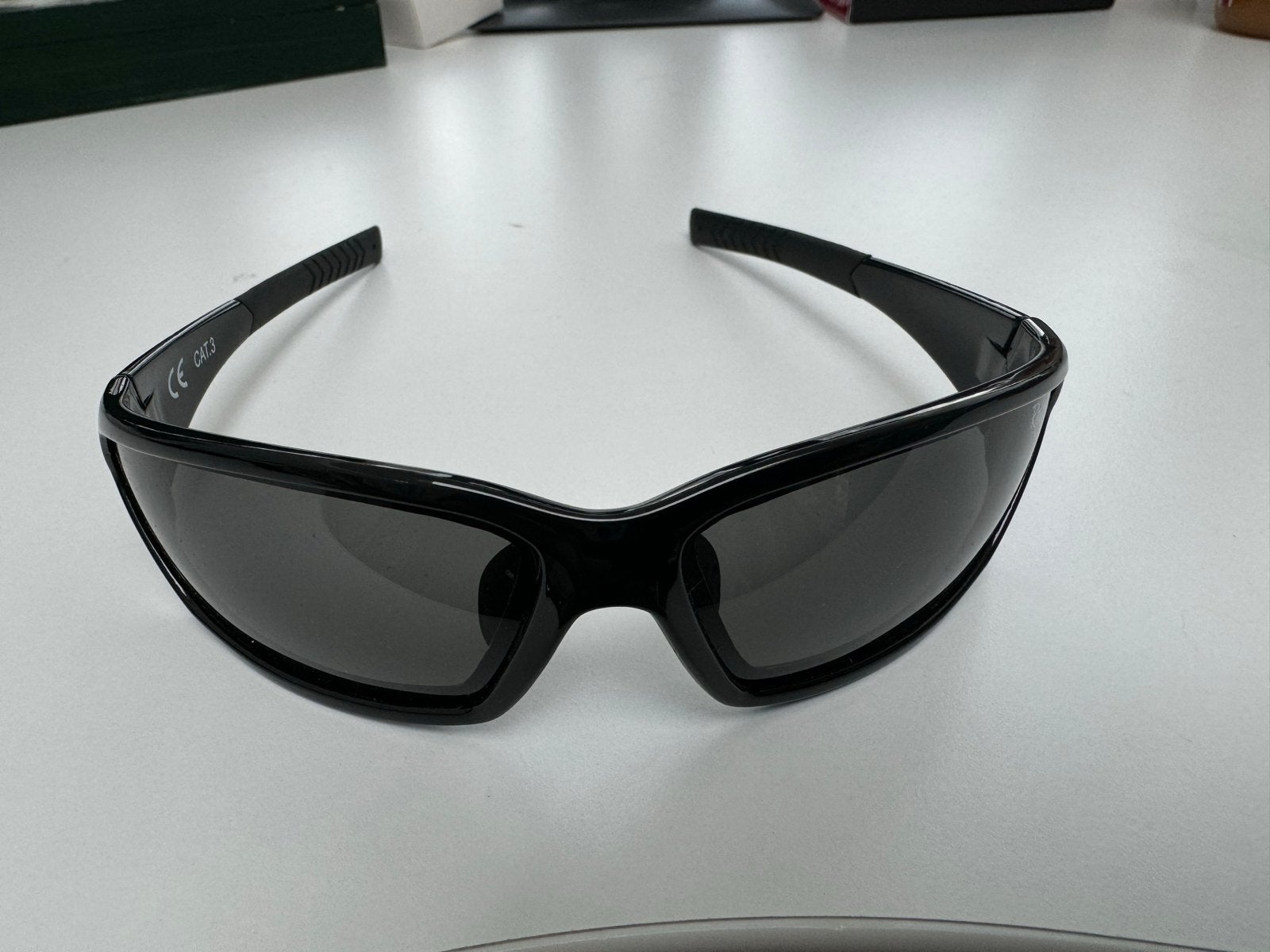 Zwarte sport zonnebril met etui, Overige merken, Gebruikt, Zonnebril, Zwart