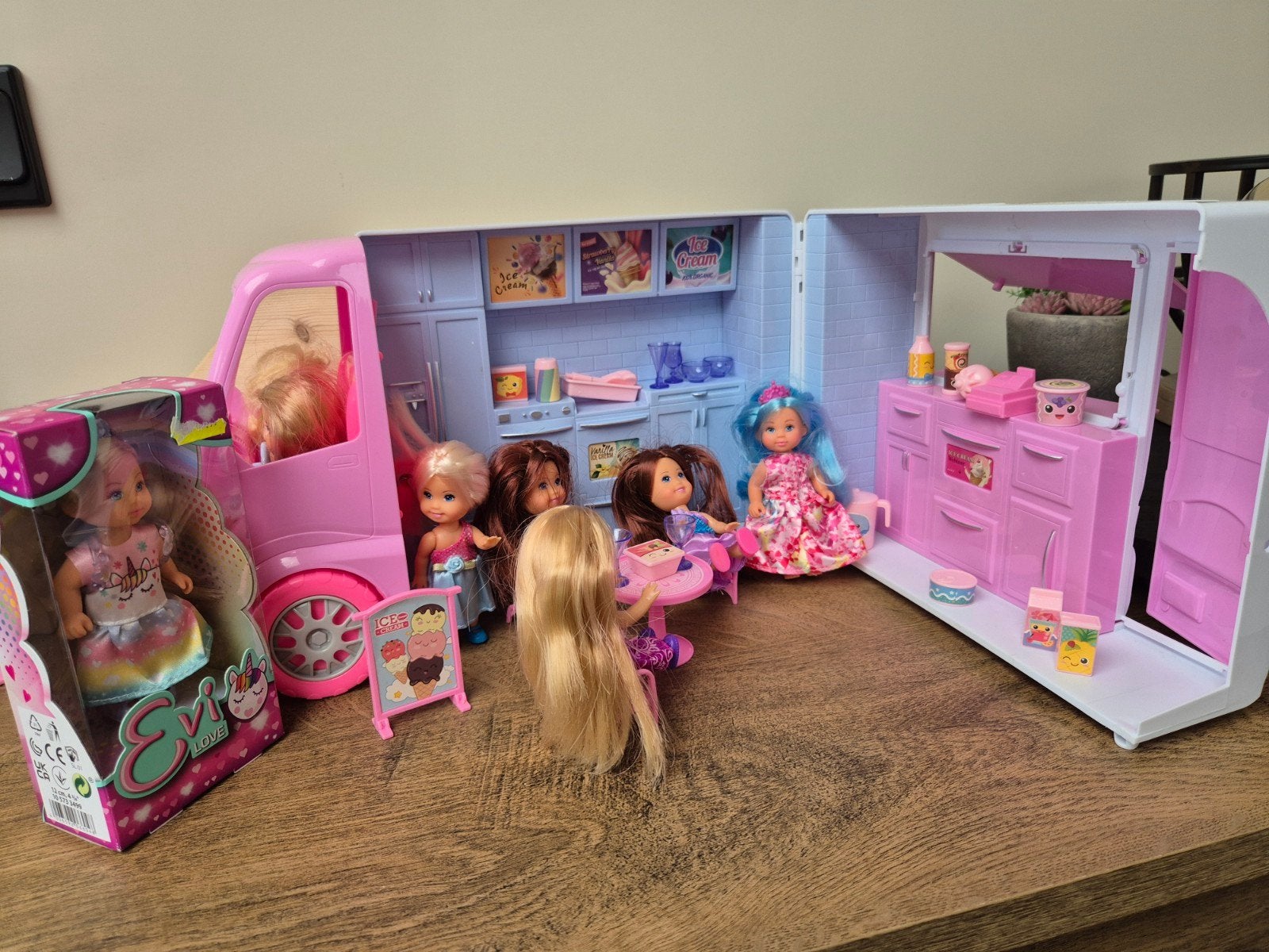Evi ijswagen compleet met extra poppetjes, Ophalen of Verzenden, Zo goed als nieuw, Overige typen