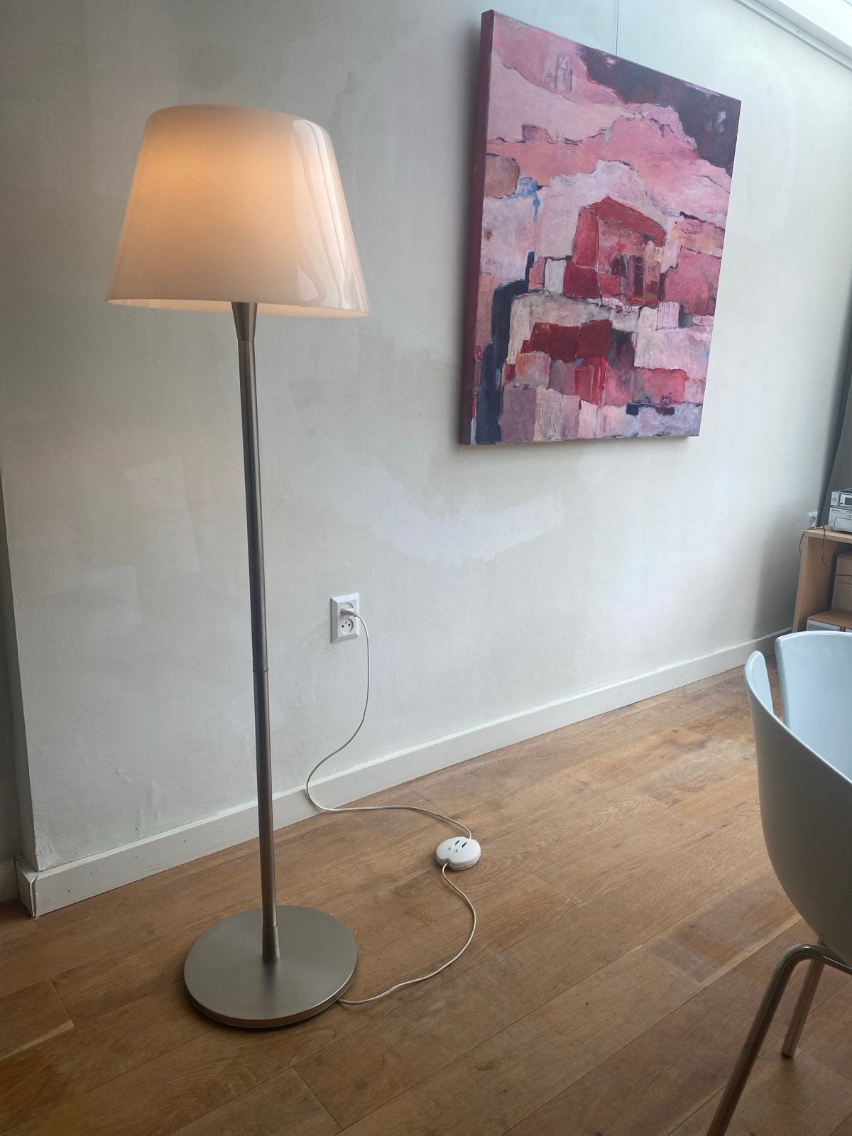 IKEA Staande lamp met melkwitte glazen kap en chroom voet, Huis en Inrichting, Lampen | Vloerlampen, Ophalen, Gebruikt, Glas, 100 tot 150 cm