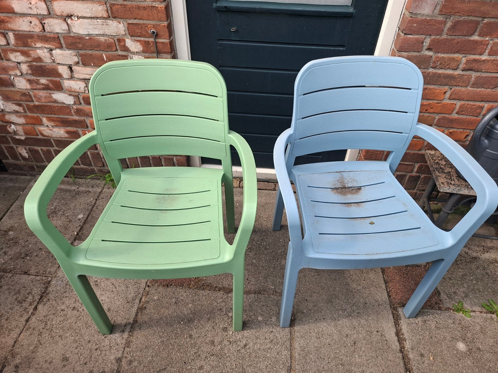 4 kunststof tuinstoelen (wit, groen, blauw), Tuin en Terras, Tuinstoelen, Ophalen, Gebruikt, Kunststof, Stapelbaar