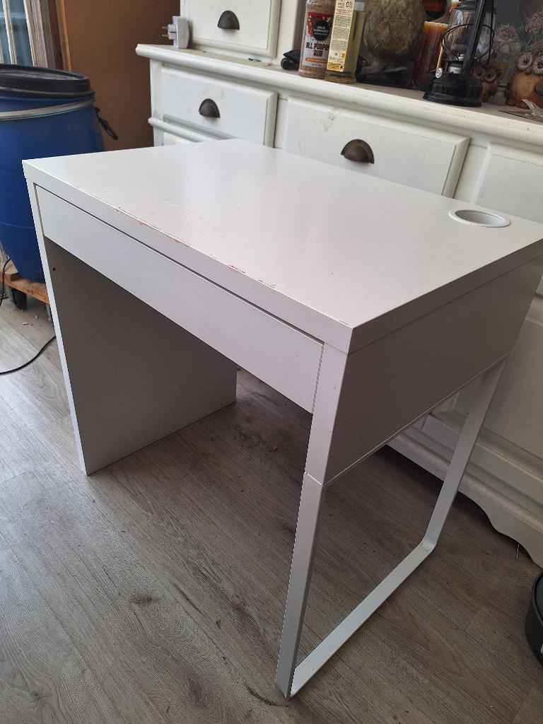 Klein bureau van Ikea, Huis en Inrichting, Bureaus, Gebruikt, Kinderbureau, IKEA, Modern, Spaanplaat of MDF, Wit, Demontabel, Kabelgoot