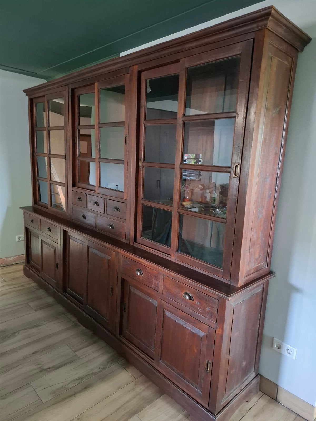 Grote antieke houten vitrinekast met schuifdeuren, Ophalen