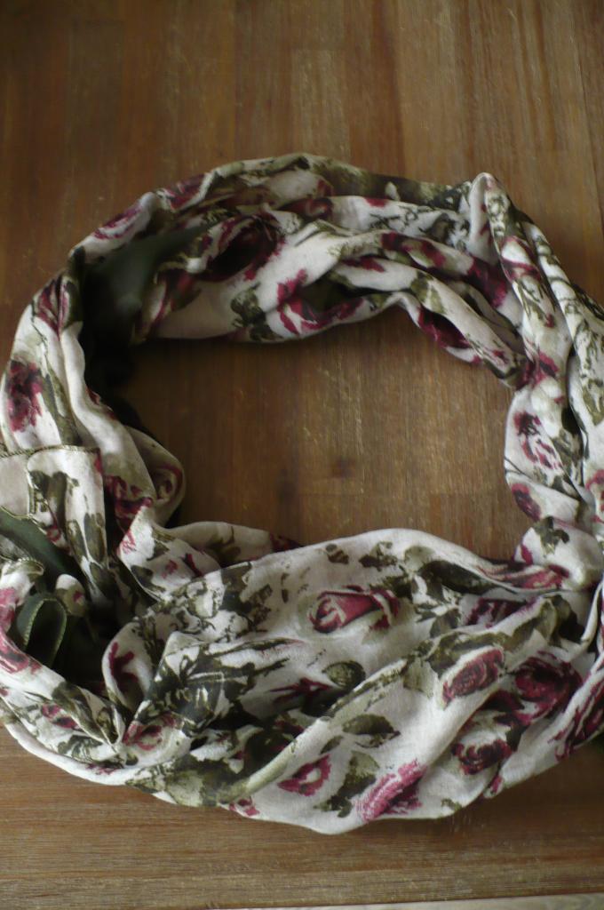Sjaal met rozen, Ophalen of Verzenden, Zo goed als nieuw, Maat 46/48 (XL) of groter, Sjaal