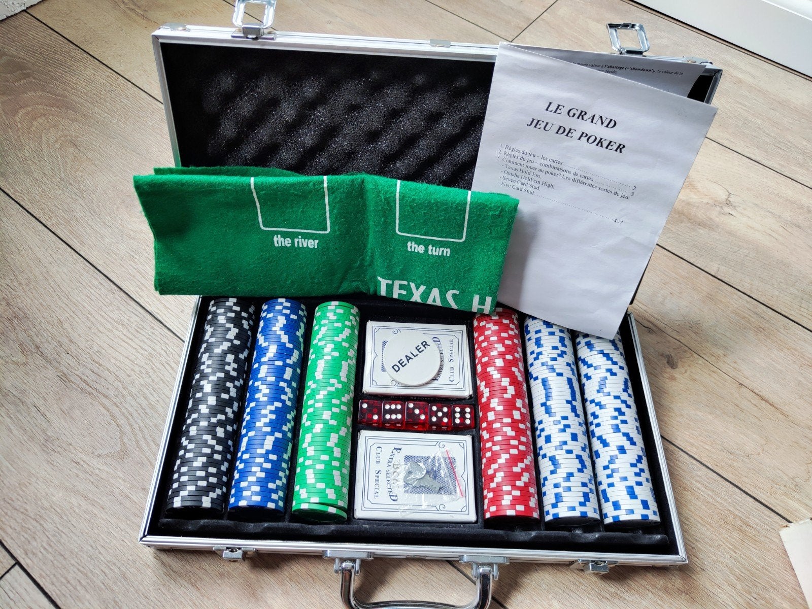 Luxe Poker Set met Koffer en Texas Hold'em Mat, Drie of vier spelers, Ophalen, Zo goed als nieuw, Onbekend