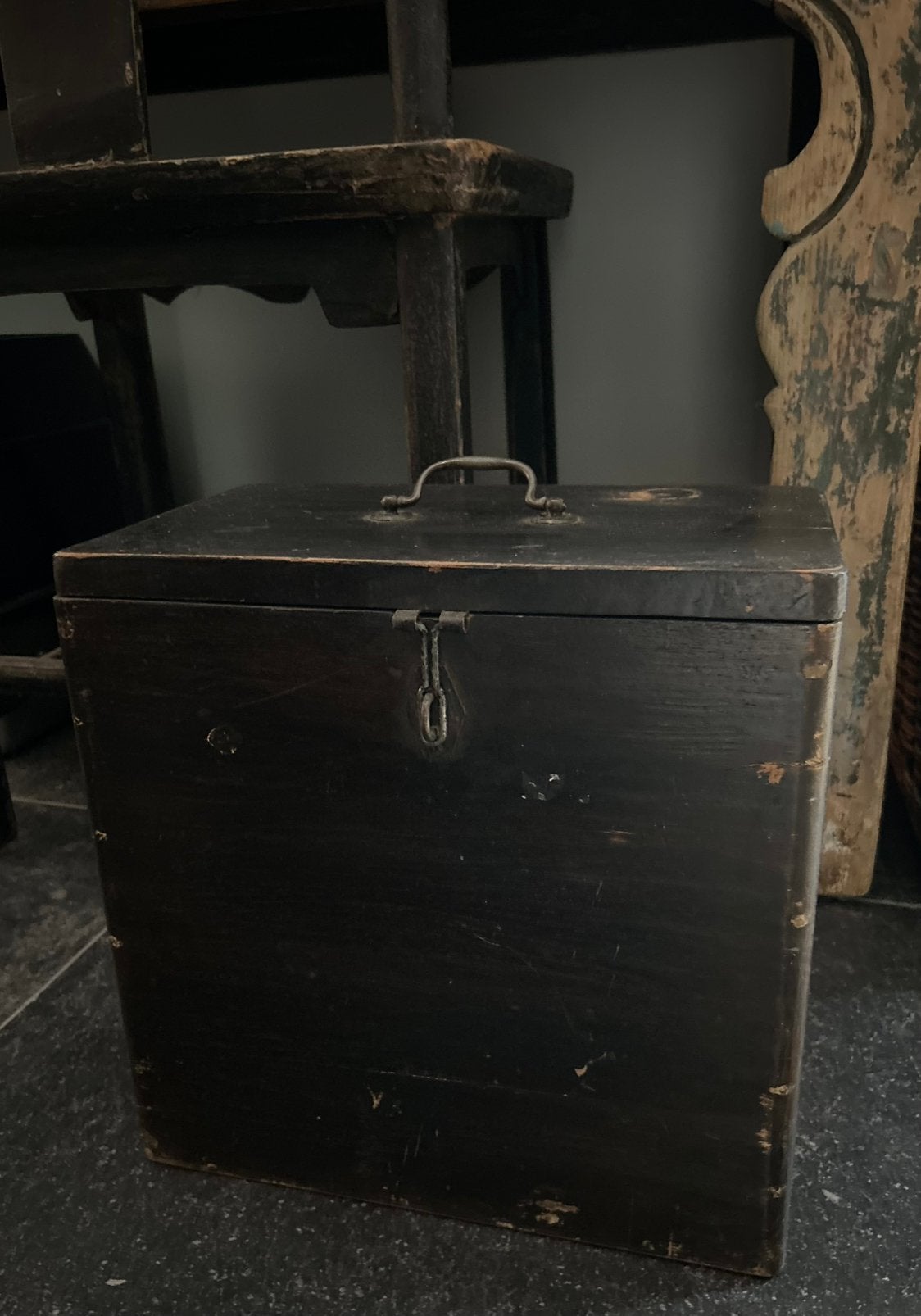 Oud zwaar kistje sober sleets brocante landelijk, Ophalen of Verzenden