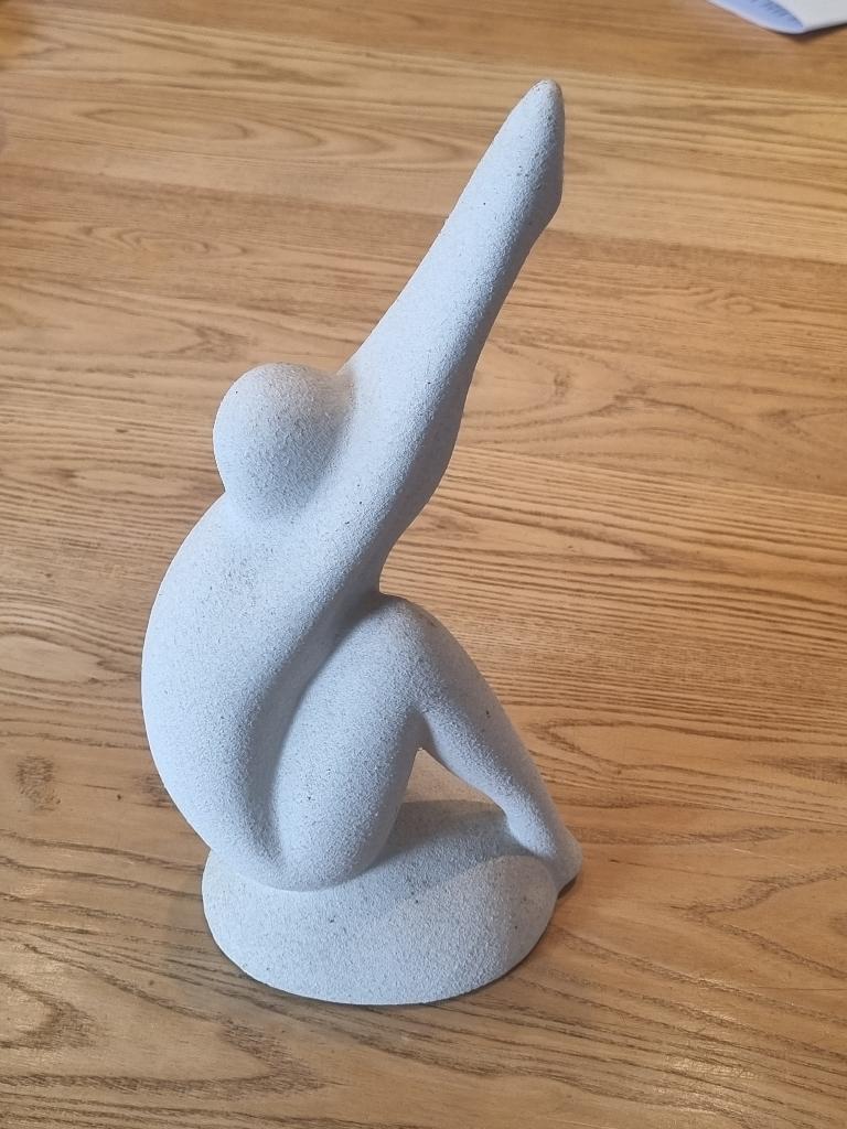 beeldje van danseres in ruwe witte steen, Ophalen of Verzenden, Zo goed als nieuw, Mens
