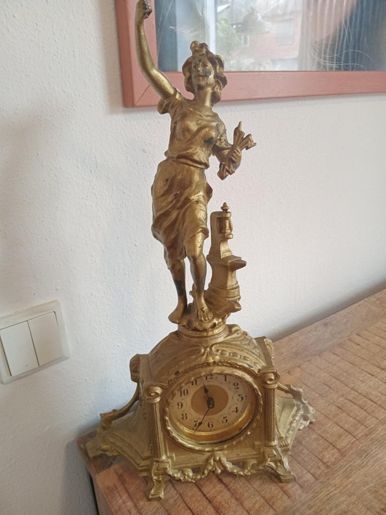 Antieke bronzen klok met beeld van vrouw, Antiek en Kunst, Antiek | Klokken, Ophalen of Verzenden