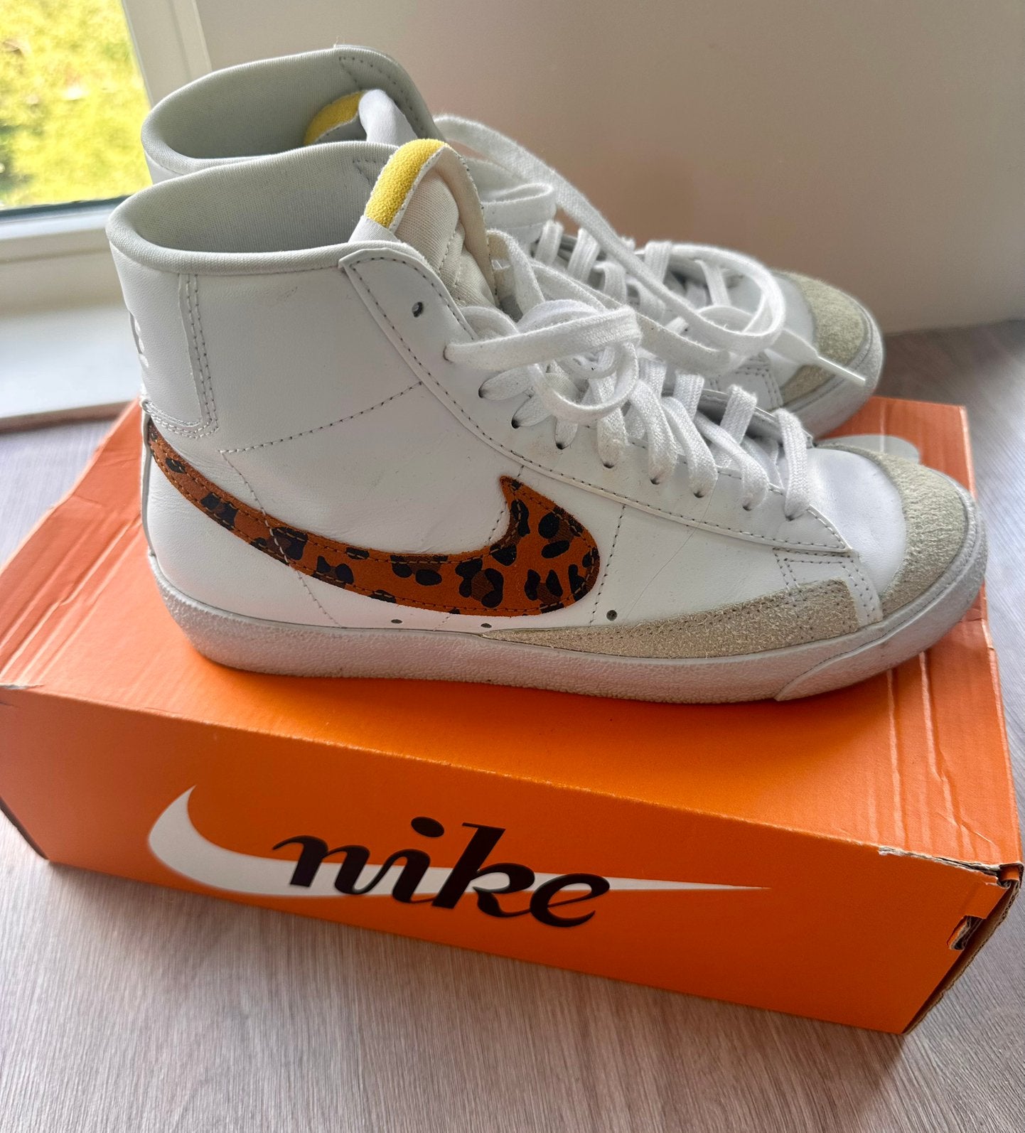 Nike Blazer Mid '77 SE 'Leopard' (W) maat 39, Wit, Ophalen of Verzenden, Sneakers of Gympen, Zo goed als nieuw