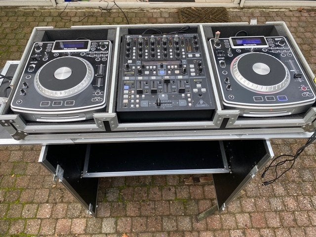 Complete DJ-set inclusief speakers, flightcase en DJ-tafel, Ophalen, Zo goed als nieuw, Numark