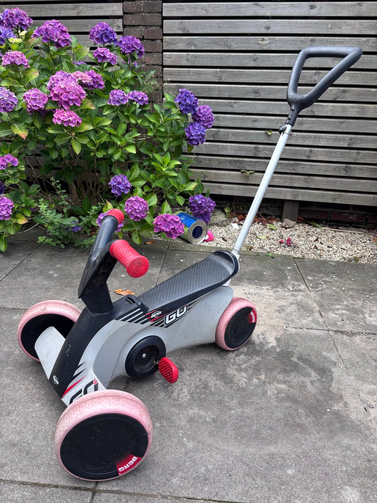 Berg Go2 Loopauto met duwstang - rood grijs, Ophalen, Gebruikt, Loopvoertuig