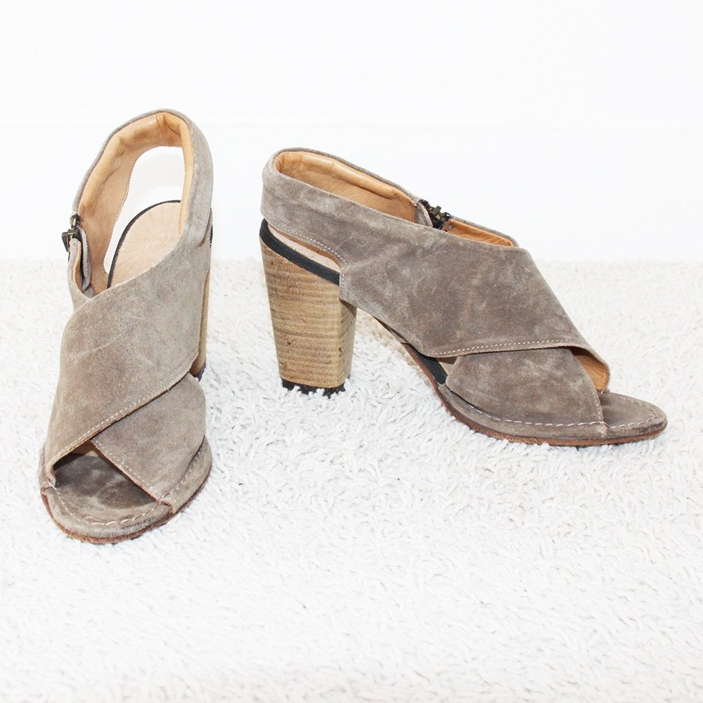 Zeer Mooie Suede Atelier Do Sapato Hakken s16 (Maat41) €60,-, Kleding | Dames, Bruin, Overige typen, Ophalen of Verzenden, Zo goed als nieuw