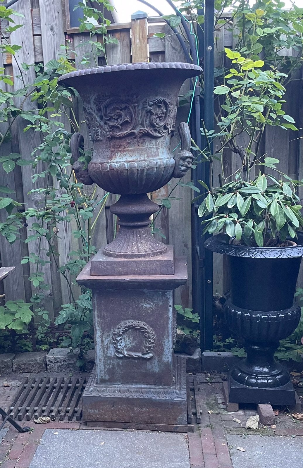 Gietijzeren tuinvaas baardmanvaas bloempot op mooie console, Tuin en Terras, Ophalen, Zo goed als nieuw