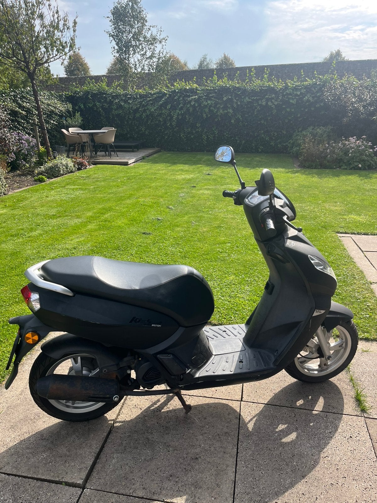 Zwarte peugeot kisbee geel kenteken, Ophalen, Gebruikt, Overige modellen, Maximaal 45 km/u