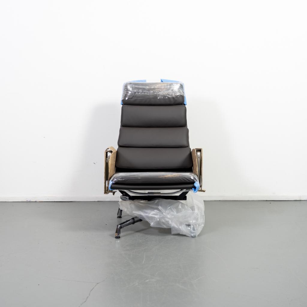 2x Vitra Eames EA 222 Soft Pad Lounge Bruin Leer - Chroom, Huis en Inrichting, Fauteuils, Niet ingevuld, Niet ingevuld, Nieuw