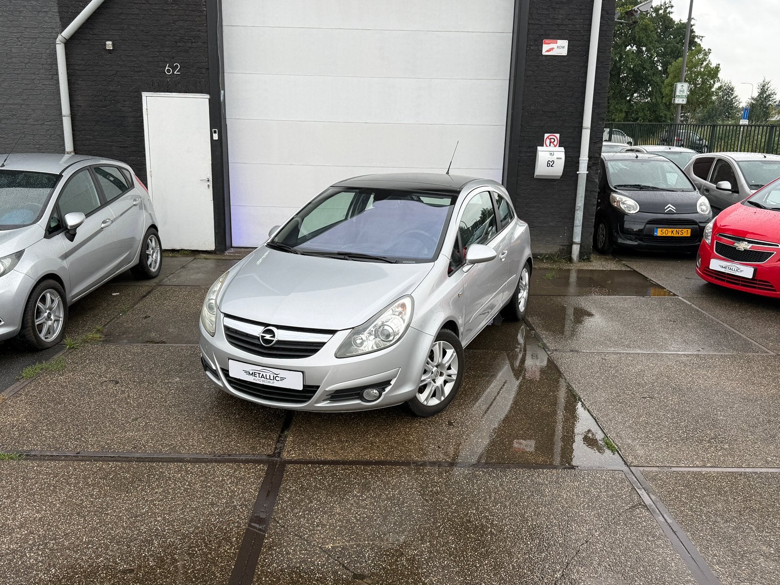 Opel Corsa 1.2 16V 3D Grijs ( Airco/Opendak/NieuweApk/Nap), Voorwielaandrijving, 450 kg, 40 €/maand, Zwart