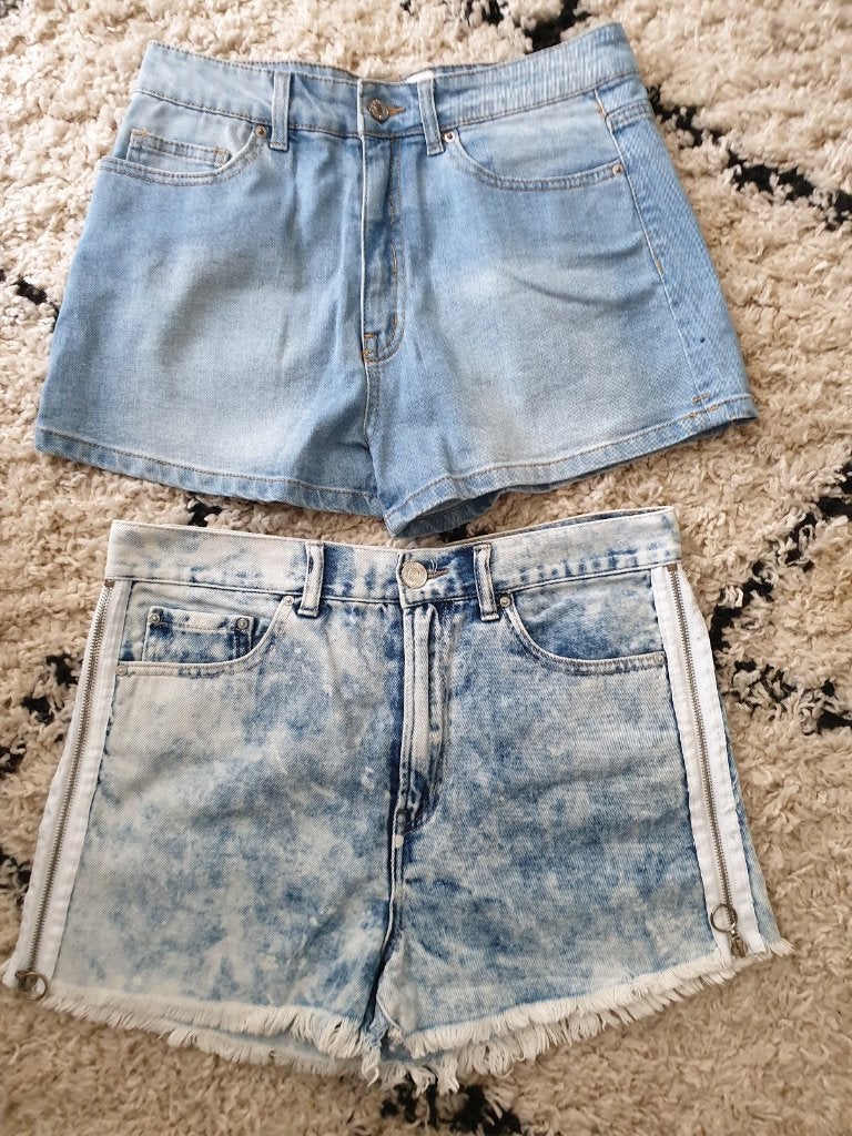 K) 2 X denim korte broek van Forever 21 maat M 38/40, Kleding | Dames, Ophalen of Verzenden, Zo goed als nieuw, Blauw, W30 - W32 (confectie 38/40)