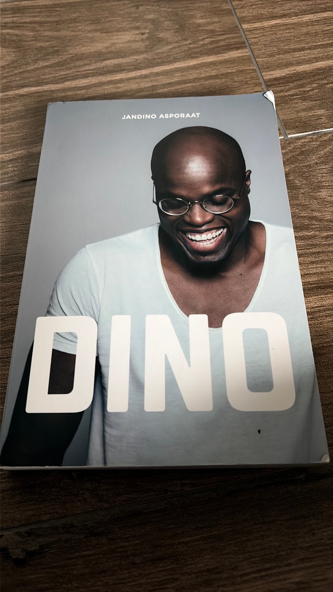 Jandino Asporaat - DINO, Jandino Asporaat, Ophalen of Verzenden, Zo goed als nieuw, Sport