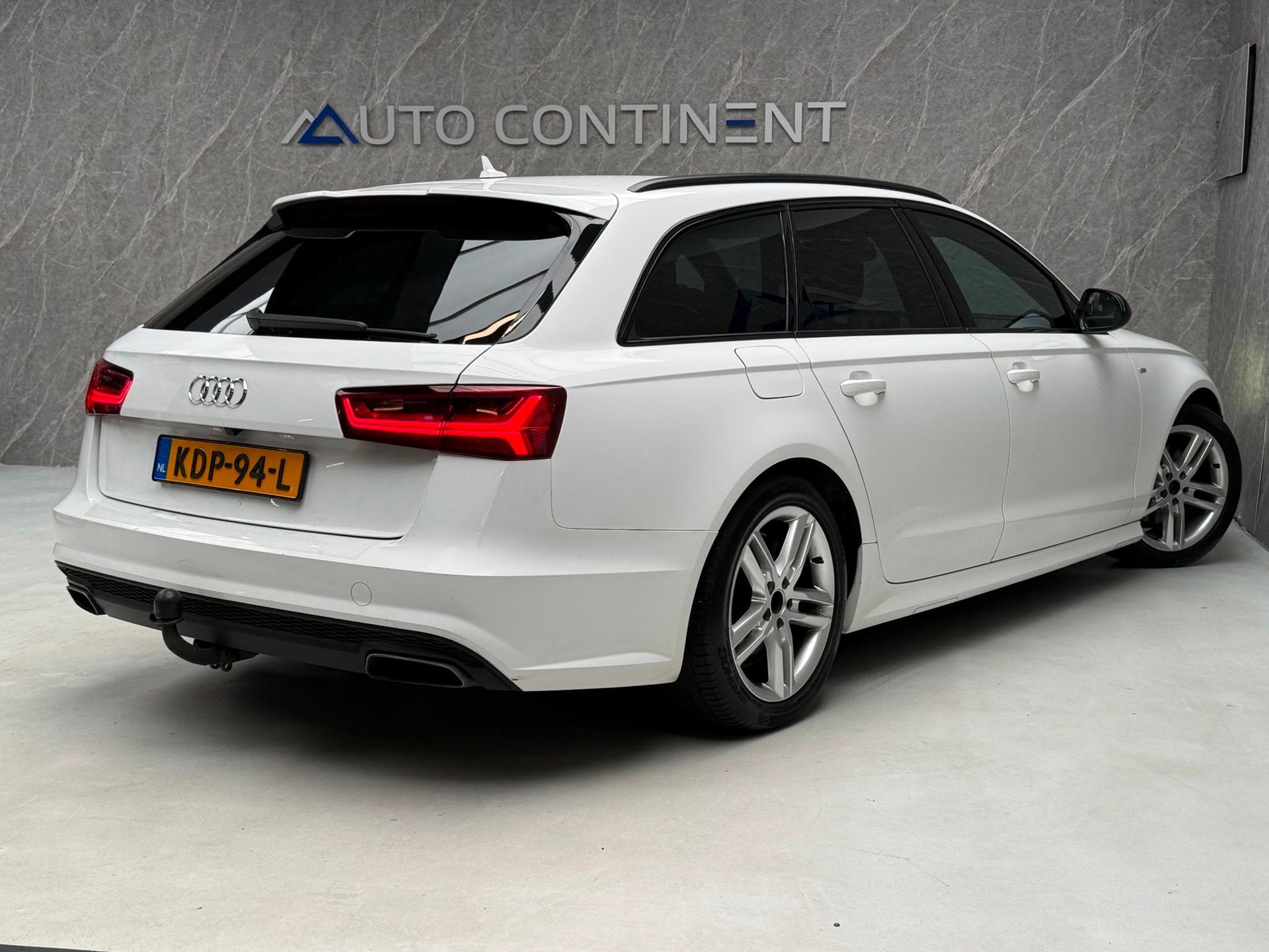 Audi A6 AVANT 1.8 TFSI S-Line / Tik in Motor / APK, Auto's, Voorwielaandrijving, Start-stop-systeem, Gebruikt, Leder en Stof