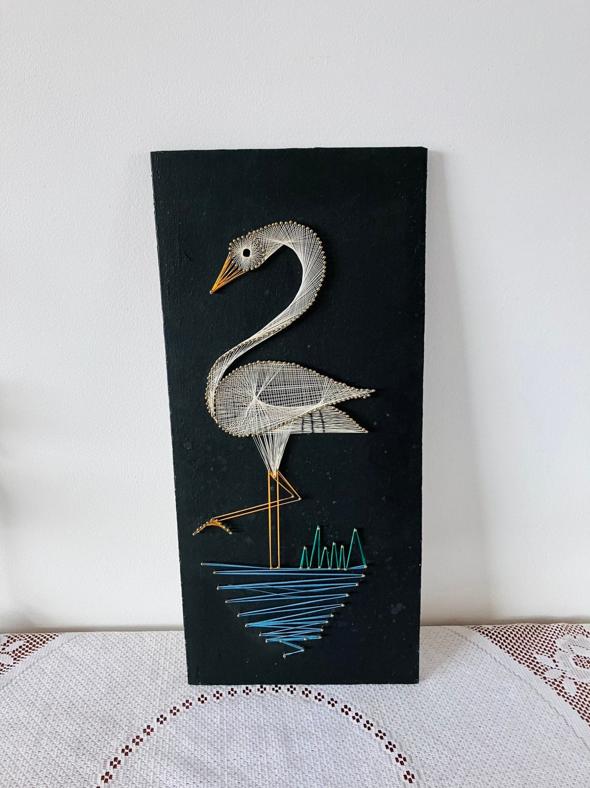 Mooie vintage Wanddecoratie op houten paneel. Draadkunst, Ophalen of Verzenden