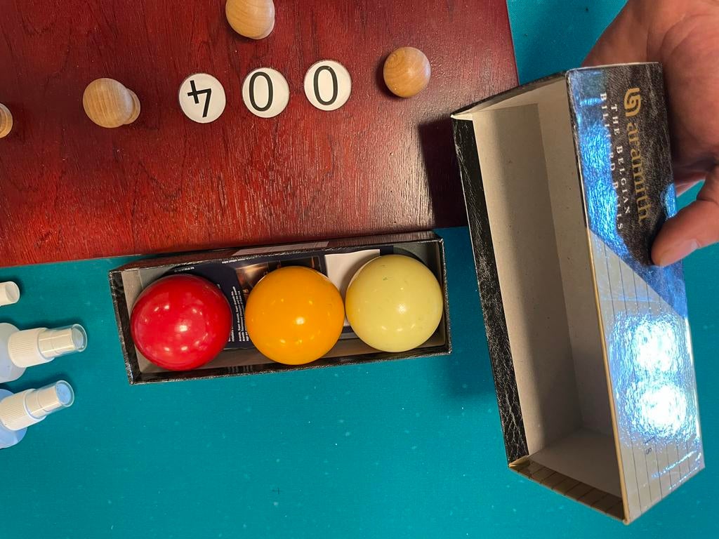 Biljart tafel ,Biljartballen en scorebord nieuw laken!!, Ophalen of Verzenden, Gebruikt, Keu of Ballen