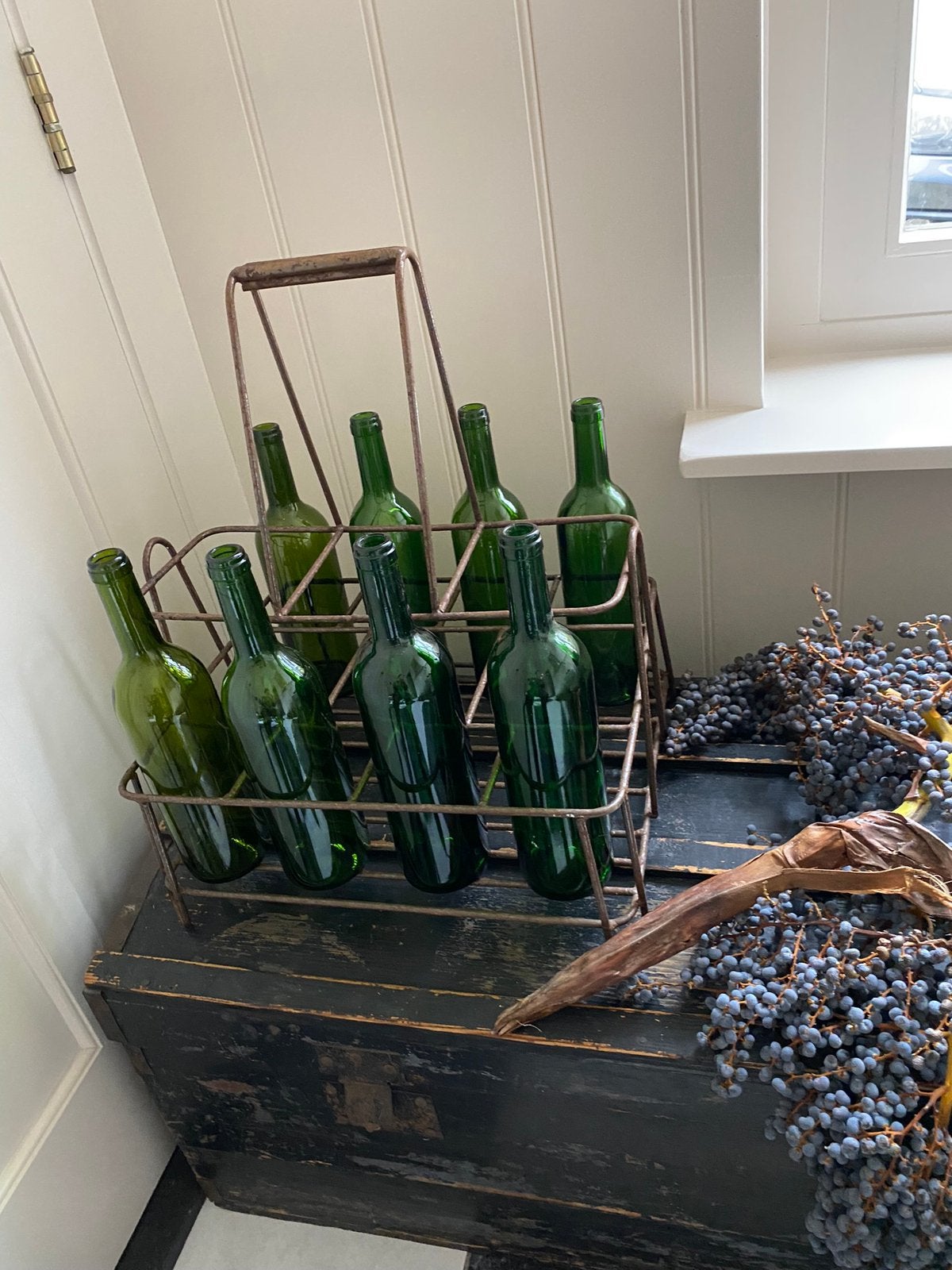 Vinage ijzeren flessen rek, incl 8 oude flessen, Ophalen