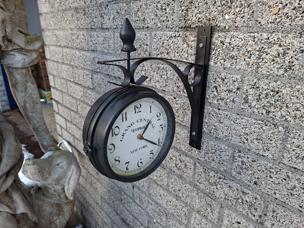 zwart metalen stationsklok klokkijken aan weerskanten, Huis en Inrichting, Woonaccessoires | Klokken, Ophalen of Verzenden, Gebruikt