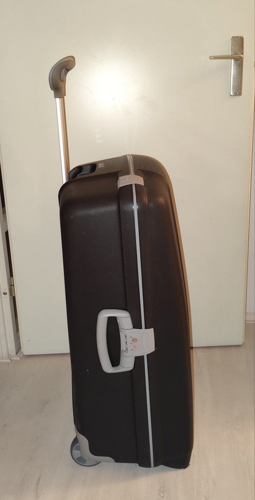 Grote koffer Samsonite 81x60x31 cm met 2 wielen en Tsa-Slot, Wieltjes, Hard kunststof, Ophalen of Verzenden, Zo goed als nieuw