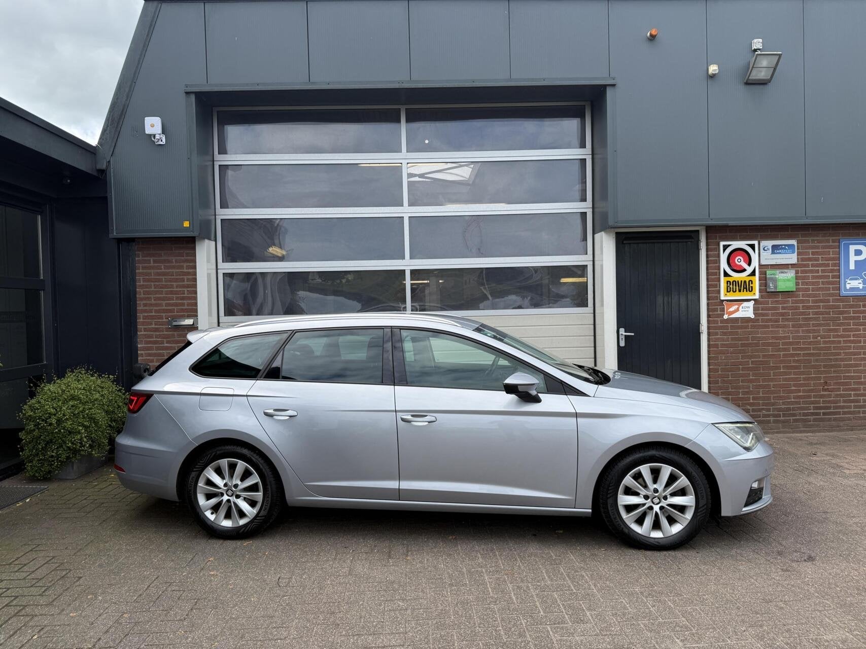 Seat Leon ST 1.0 EcoTSI Style CAMERA/CARPLAY *ALL-IN PRIJS*, Auto's, 12 maanden, Stof, Gebruikt, Leon