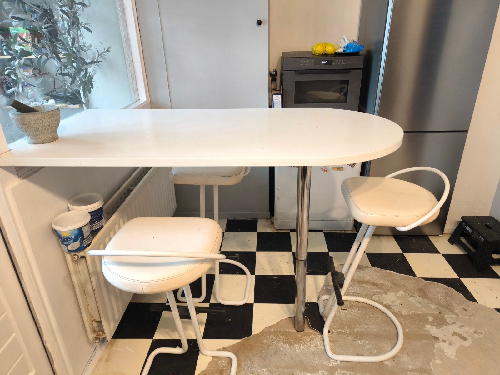 Witte bartafel met 3 barkrukken moet weg!!, Gebruikt, Met voetsteun, Ophalen of Verzenden, 90 cm of meer