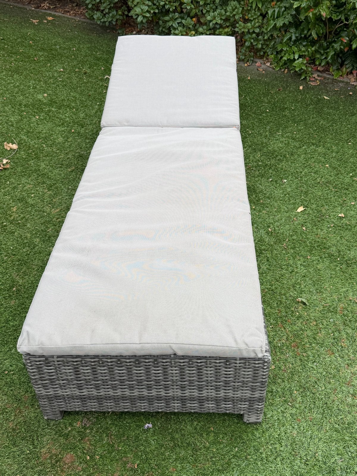 Loungebed wicker met gasveer verstelbare rugleuning, Ophalen, Zo goed als nieuw, Wicker, Verstelbaar