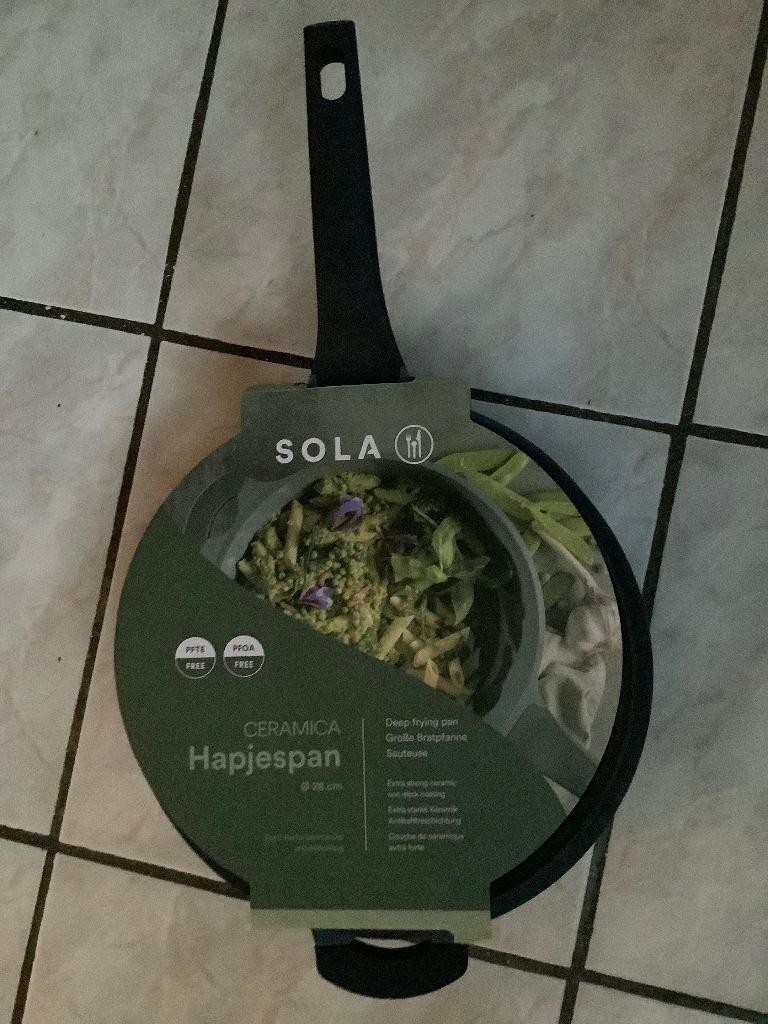 NIEUWE SOLA Hapjespan Ceramica met glazen deksel     28 cm, Ophalen, Nieuw, Aluminium