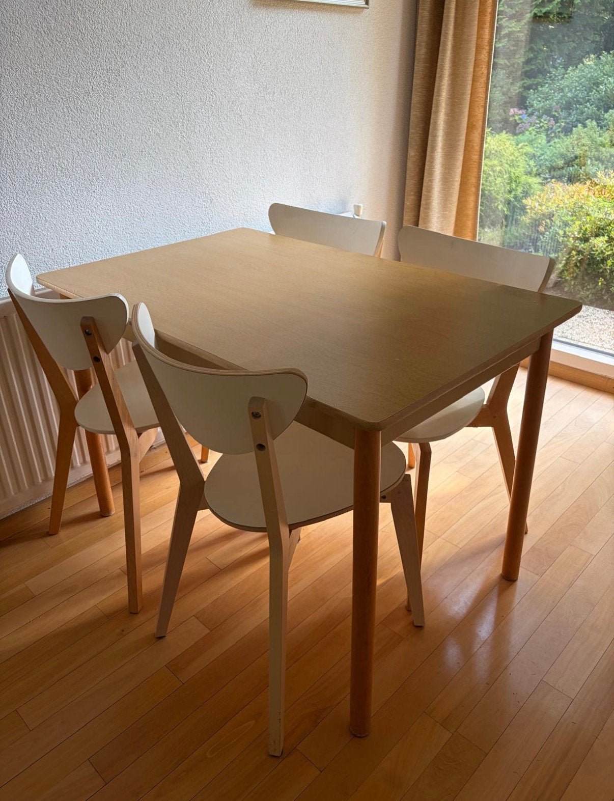 Titel: IKEA NORDMYRA tafel + 4 Stoelen - ophalen Wageningen, Ophalen, Gebruikt, 100 tot 150 cm, Scandinavisch