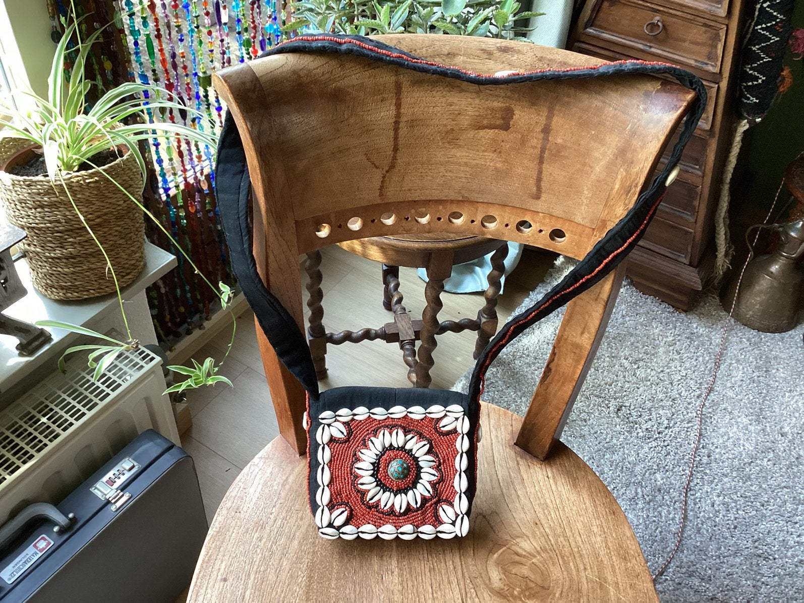 Afrikaans tasje met kaurischelpen/steen 19 x16 z.g.a.n. € 15, Ophalen of Verzenden, Zo goed als nieuw