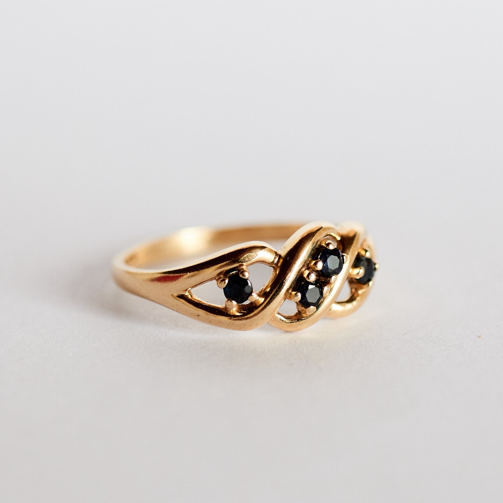 Vintage gouden croissant ring met saffier goud 9 karaat, Ophalen of Verzenden, Zo goed als nieuw, 17 tot 18, Met edelsteen