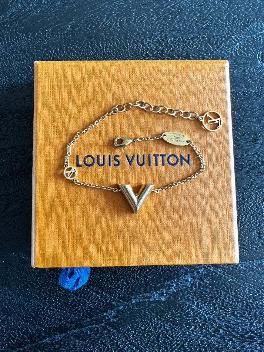 Louis Vuitton Essential V Bracelet (M00858) – Origineel, Ophalen of Verzenden, Zo goed als nieuw, Goud, Goud