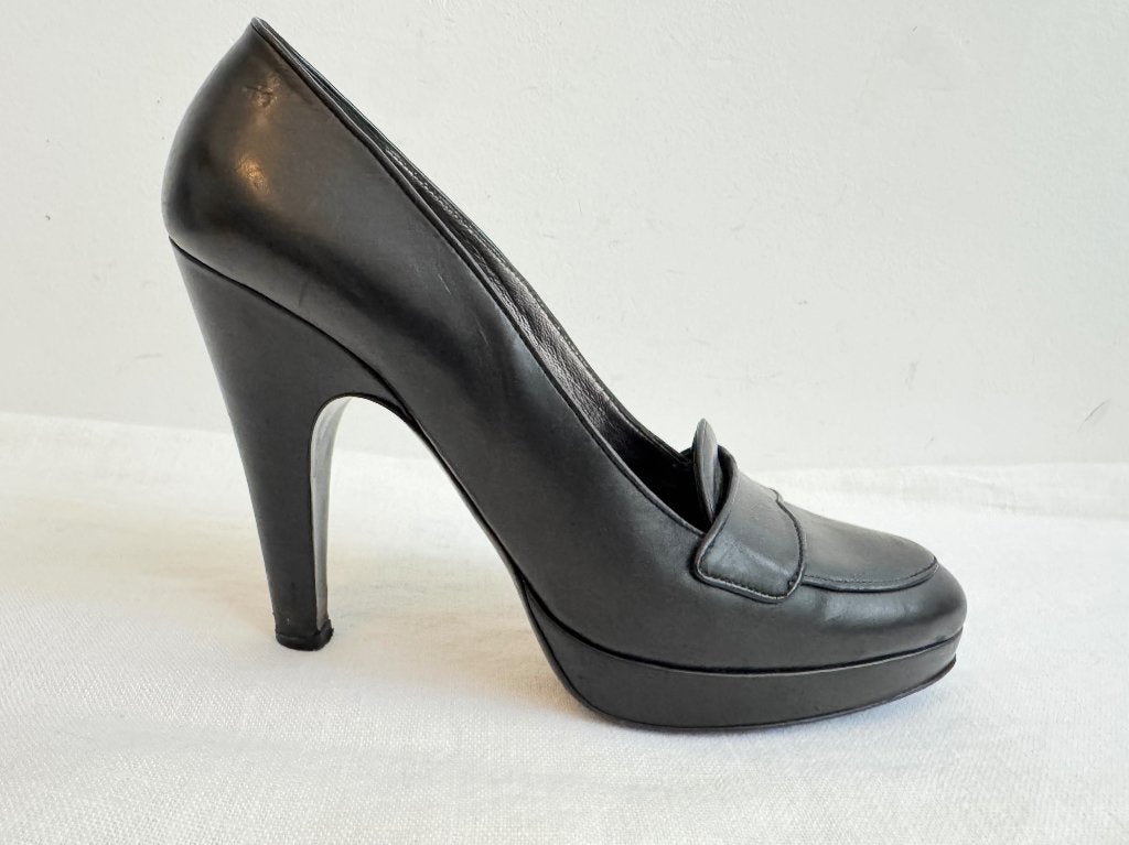 Prada zwarte leren pump 39, Ophalen of Verzenden, Zo goed als nieuw, Zwart