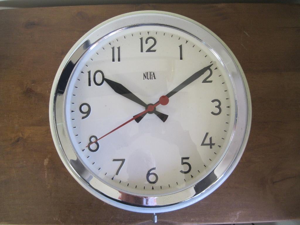 NUFA vintage wandklok op 220V, Antiek en Kunst, Antiek | Klokken, Ophalen of Verzenden