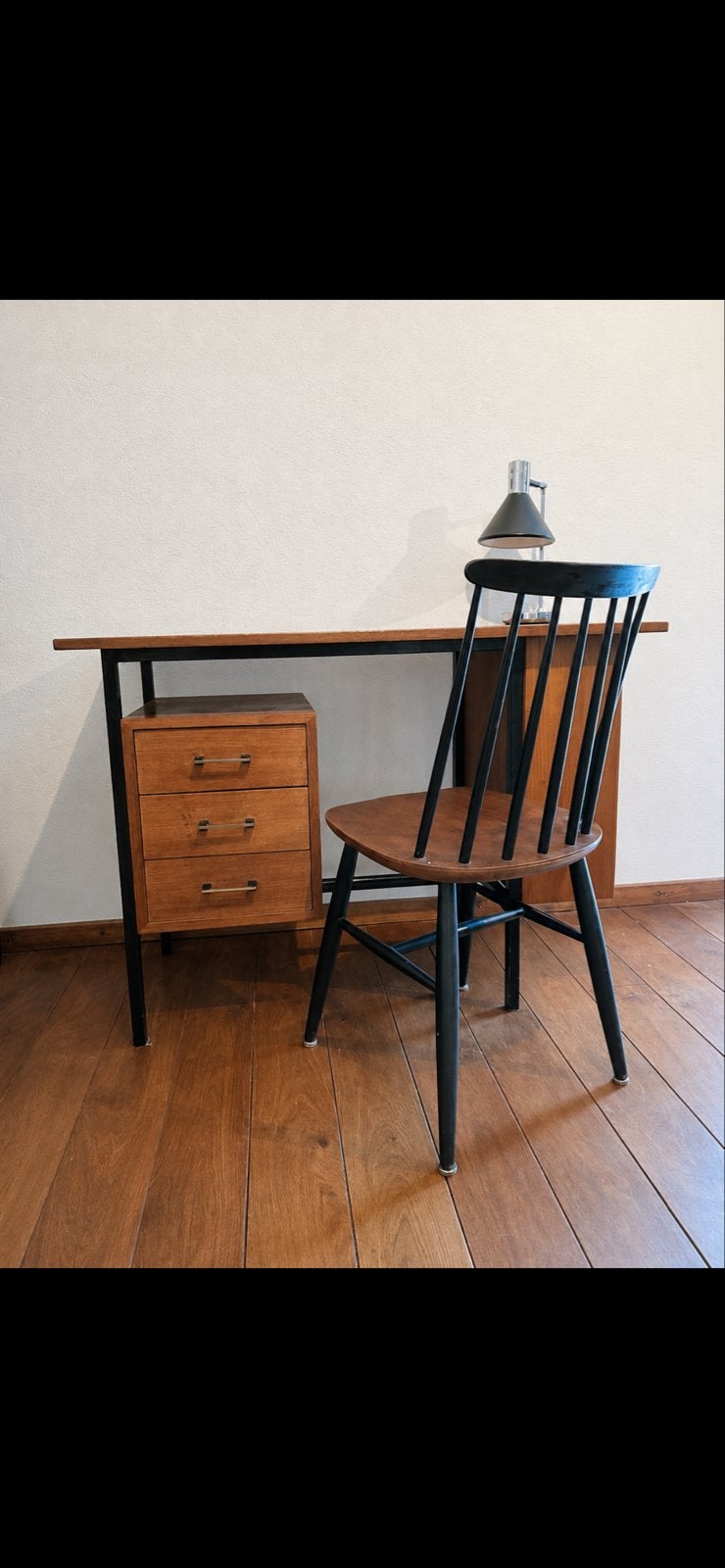 Vintage Teak Bureau met Stalen Frame en Boekenplank, Huis en Inrichting, Bureaus, Ophalen, Gebruikt, Hout, Overige typen
