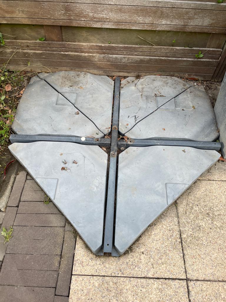 GRATIS. Parasolvoet kruisvoet voor zweefparasol, Ophalen, Gebruikt, 1 tot 2 meter, Parasolvoet