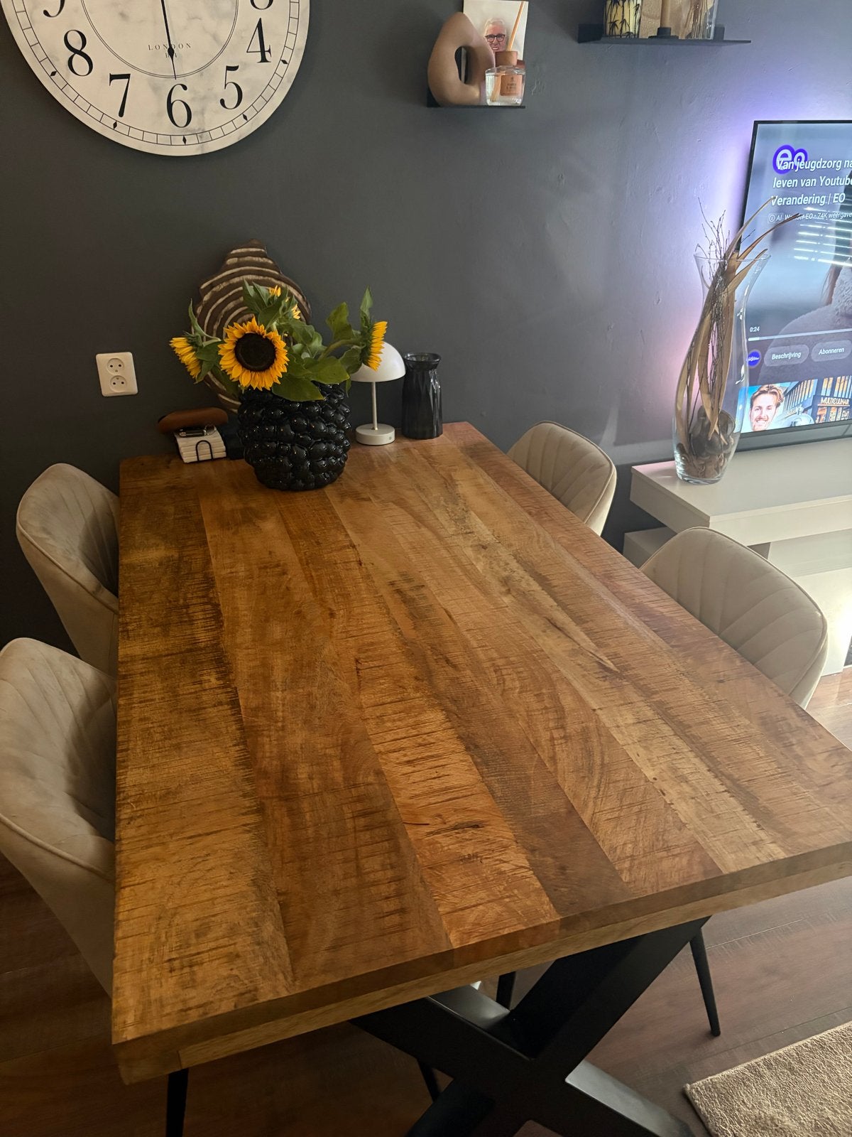 Zo goed als nieuwe mangohouten tafel met 4 fluwelen stoelen, Ophalen of Verzenden, Zo goed als nieuw, Vier personen, Overige houtsoorten