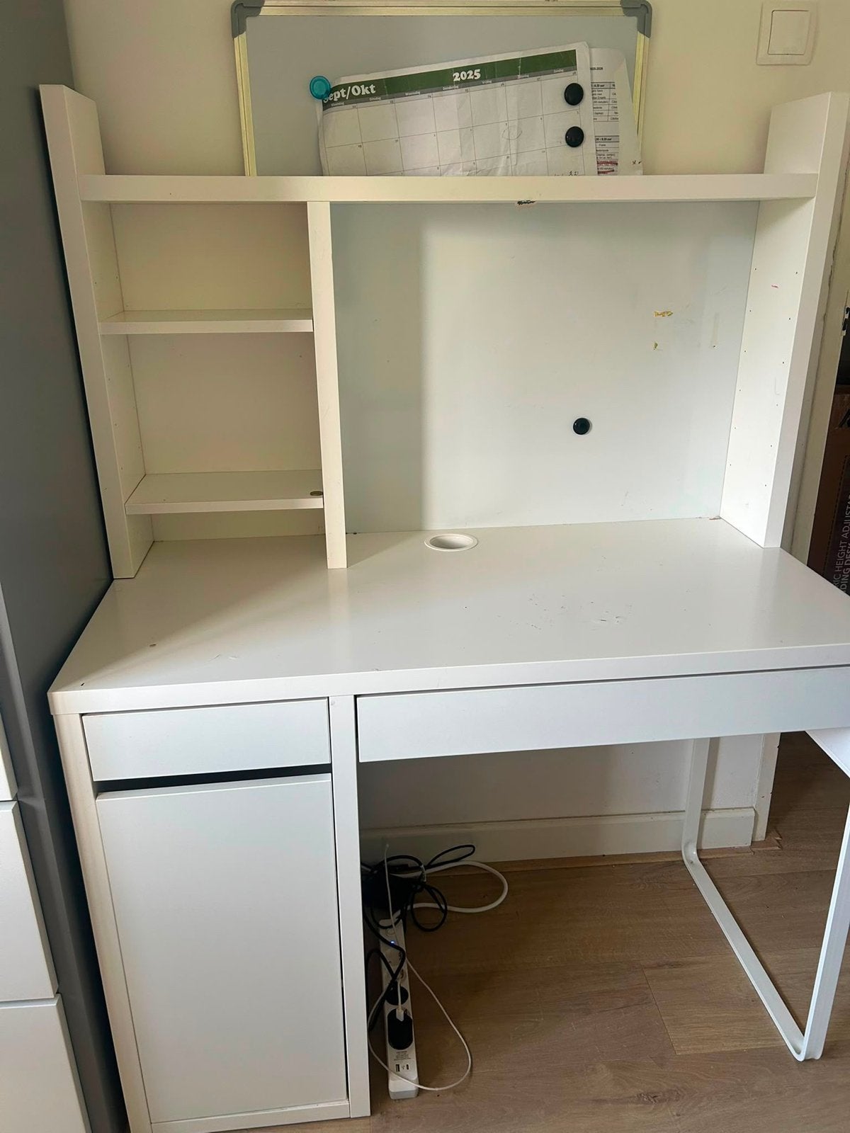 Wit bureau met opbouw en ladeblok - IKEA Micke, Ophalen, Gebruikt, Met lades, Spaanplaat of MDF