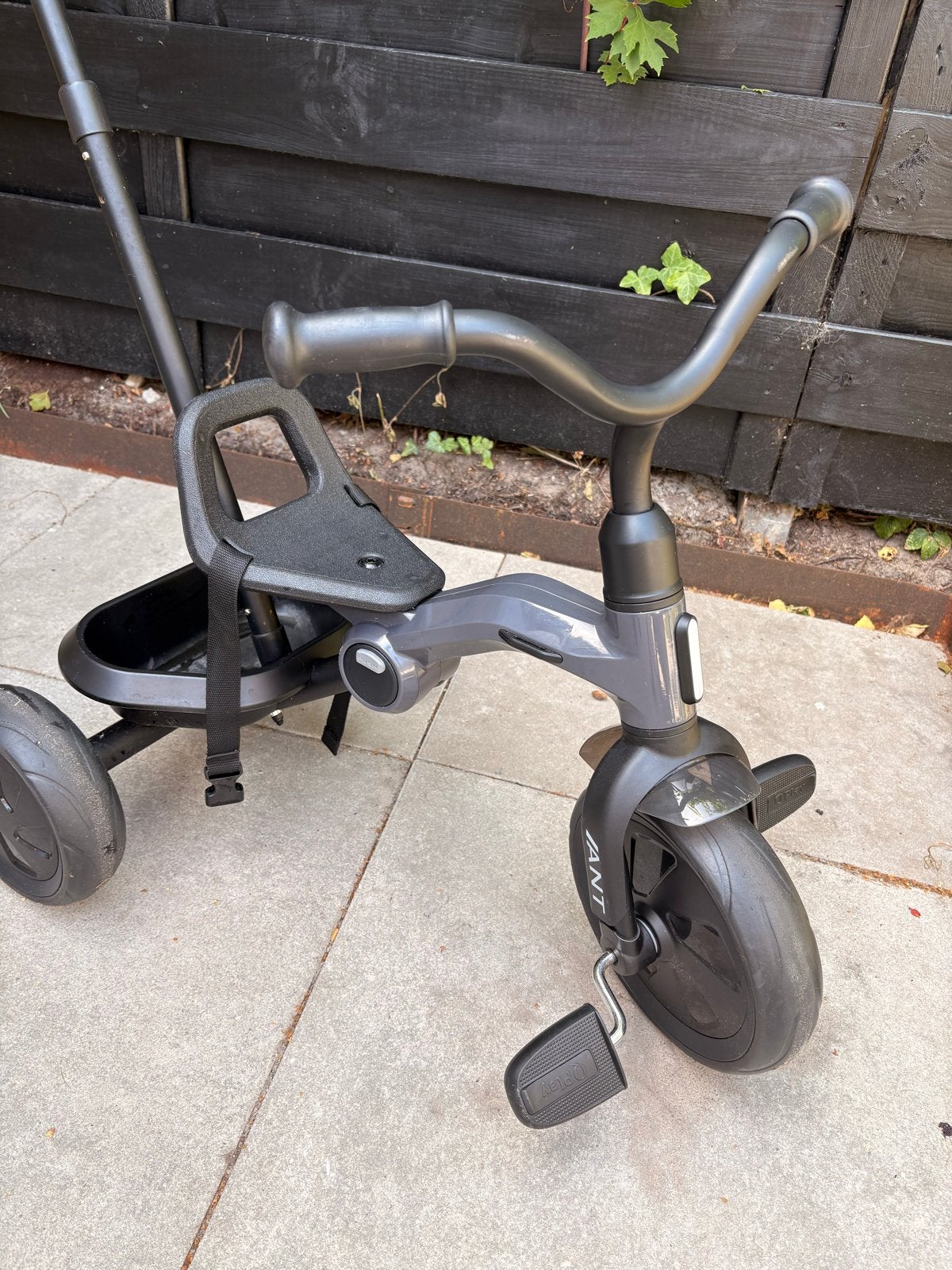 Qplay Ant driewieler kinderfiets grijs - Nette staat, Fietsen en Brommers, Fietsen | Driewielers, Ophalen, Zo goed als nieuw, Duwstang