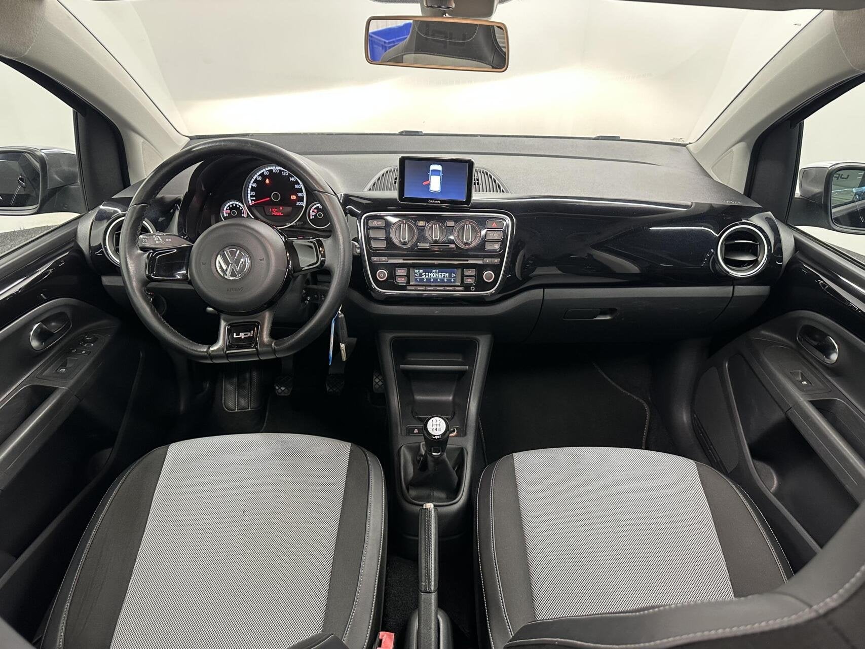 Foto 2 van Volkswagen Up! 1.0 high up! BlueMotion AIRCO PANO NAVI CRUIS